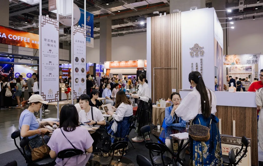 移花宮在世界加盟展的展位現場，民眾在攤位前洽詢加盟